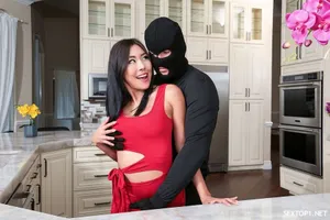Mẹ chồng: "Con rửa bát cũng không cho mẹ đi, cẩn thận đừng để Hạ (vợ tôi) nhìn thấy đấy."