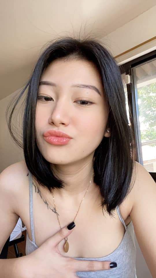 Biểu cảm của người phụ nữ trẻ say sưa