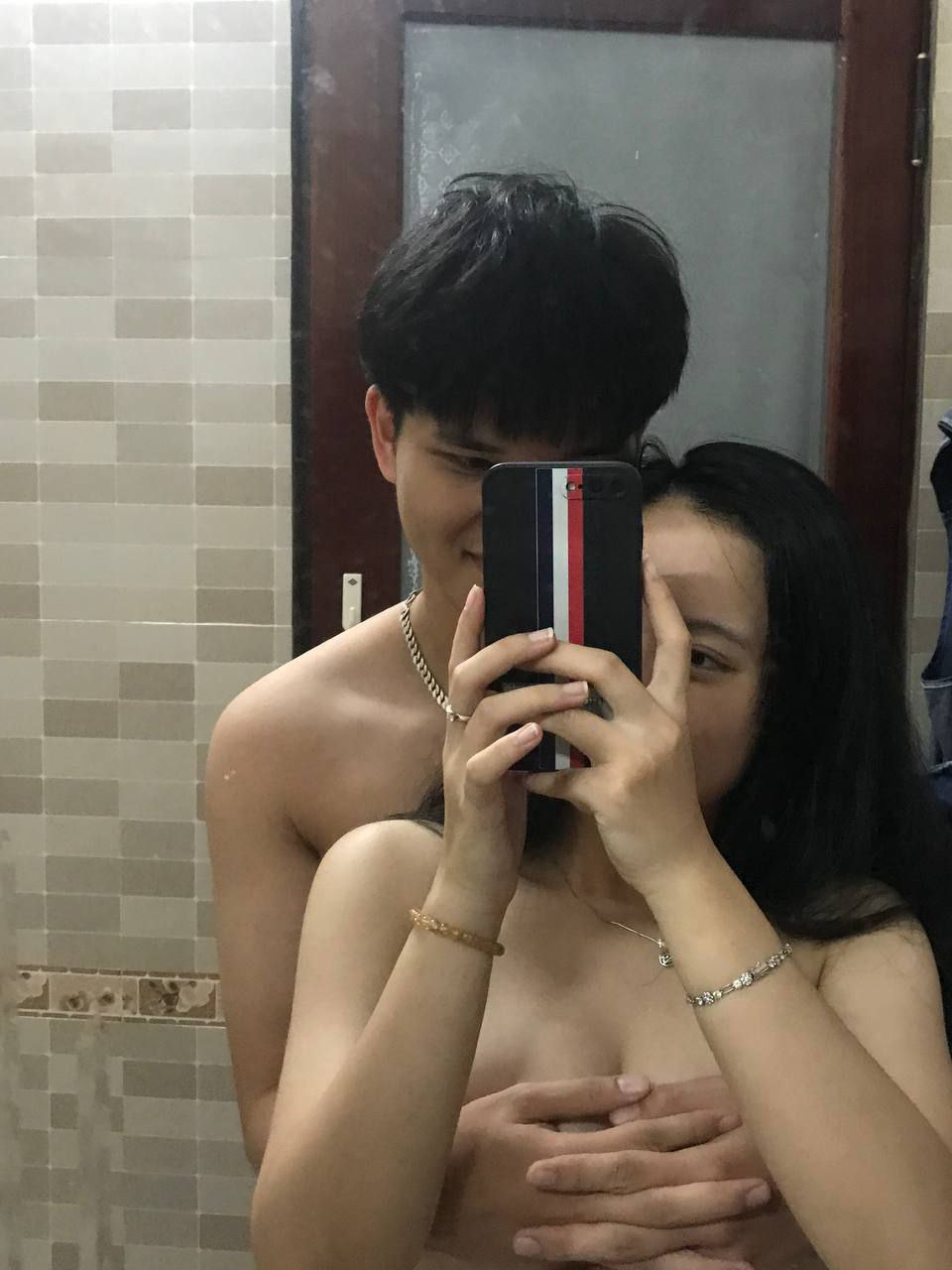 Thằng em “cứng” trước cặp mông bốc lửa của chị họ sống chung
