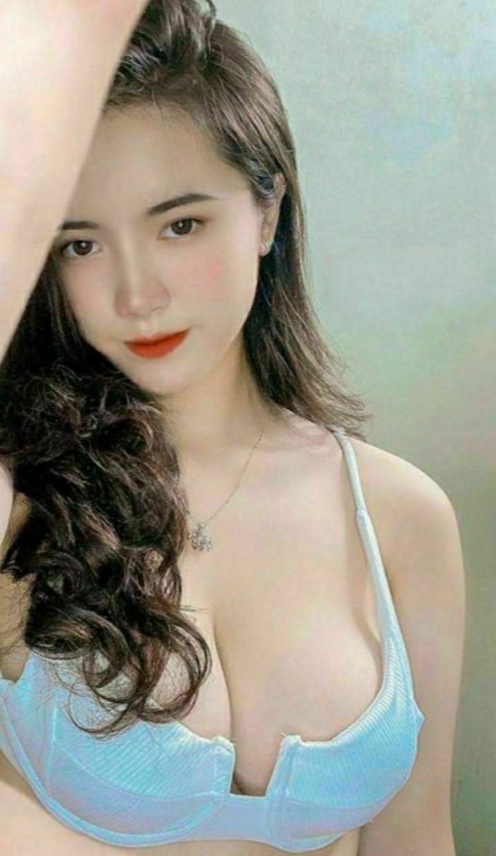 Anh huấn luyện viên cứng ngắt trước 2 em học viên ngực khủng